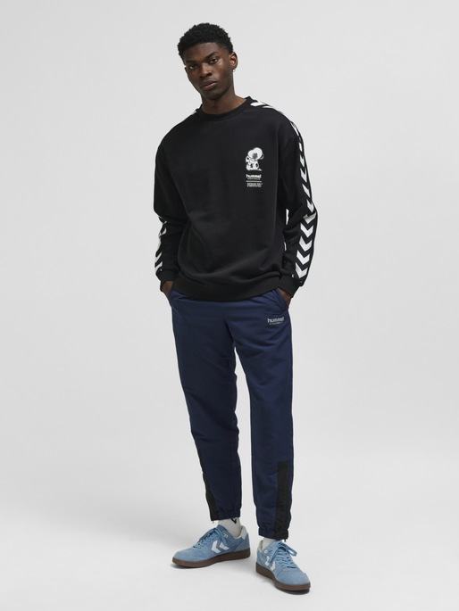 hmlARCHIVE SWEATSHIRT PEANUTS, BLACK, model