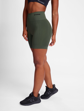 hmlTIF SEAMLESS SHORTS, CLIMBING IVY, model
