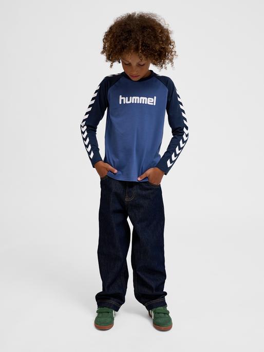 hmlBOYS T-SHIRT L/S, TRUE NAVY, model