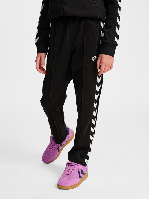 hmlJR ARCHIVE REGULAR POLY PANTS, BLACK, model