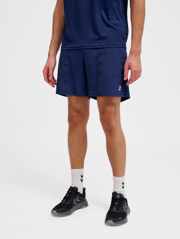 hmlPULSE WORKOUT SHORTS, DRESS BLUES, model