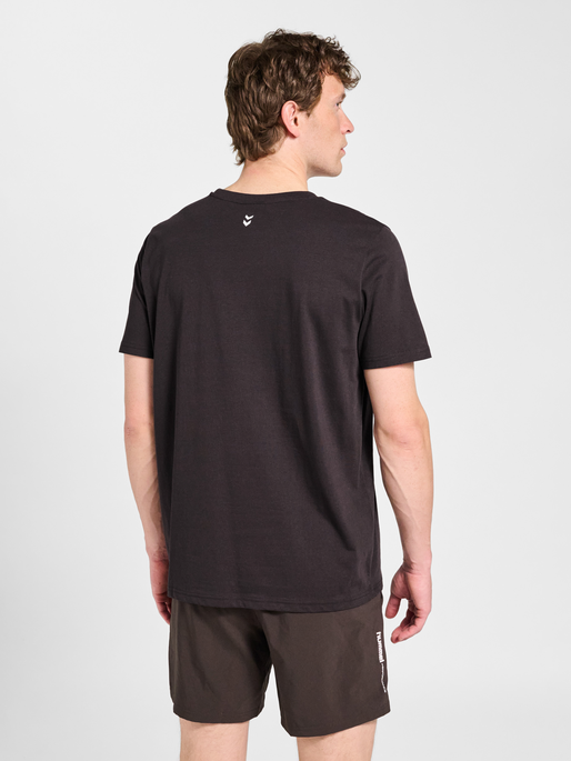 hmlPULSE GRAPHIC T-SHIRT S/S, AFTER DARK, model