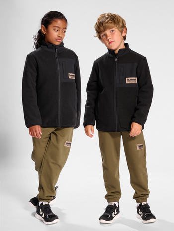 hmlDARE FLEECE JACKET, BLACK, model