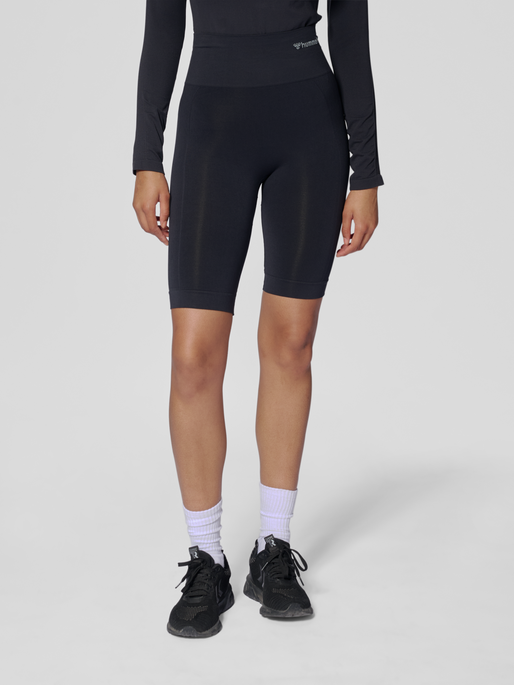 hmlTIF SEAMLESS CYLING SHORTS, BLACK, model
