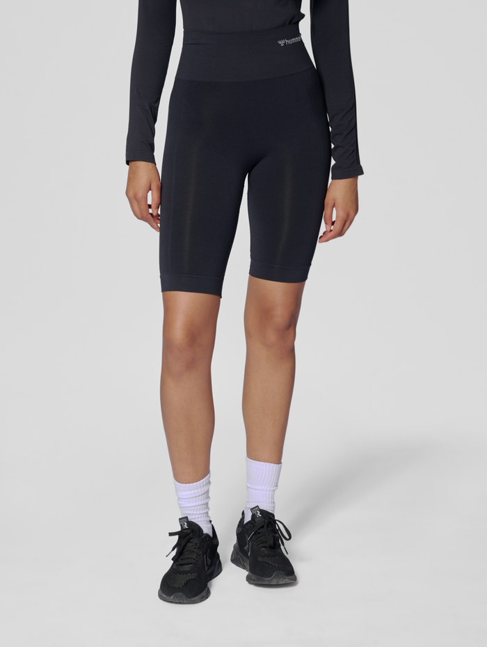 hmlTIF SEAMLESS CYLING SHORTS, BLACK, model