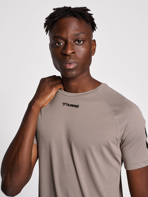 hmlMT BOW T-SHIRT, DRIFTWOOD, model
