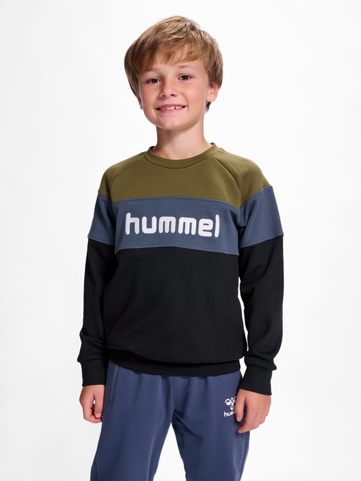 hmlCLAES SWEATSHIRT, BEECH, model