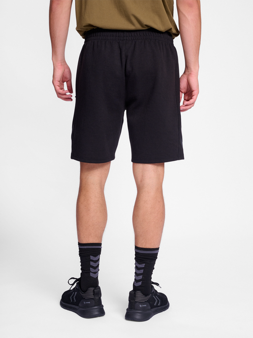 hmlTRAVEL SHORTS, BLACK, model