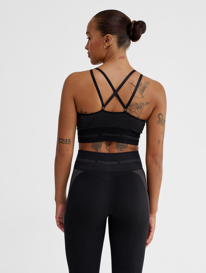 hmlUNITY SEAMLESS BRA, BLACKENED PEARL, model