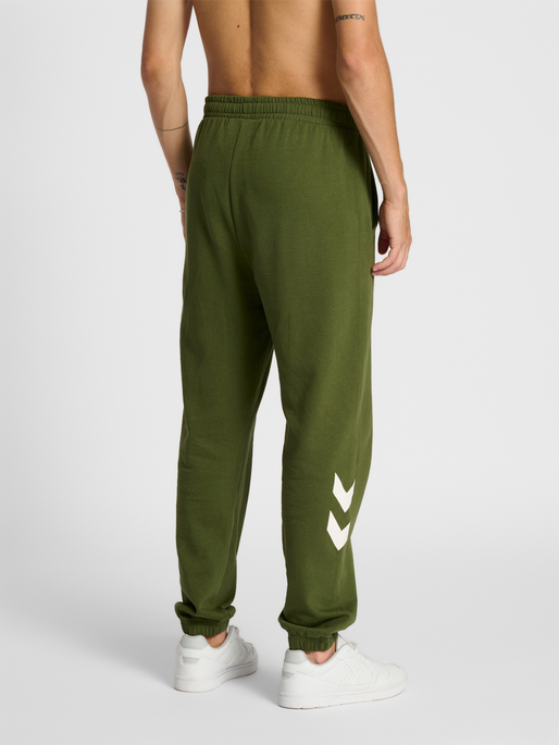 hmlLEGACY REGULAR PANTS, RIFLE GREEN, model