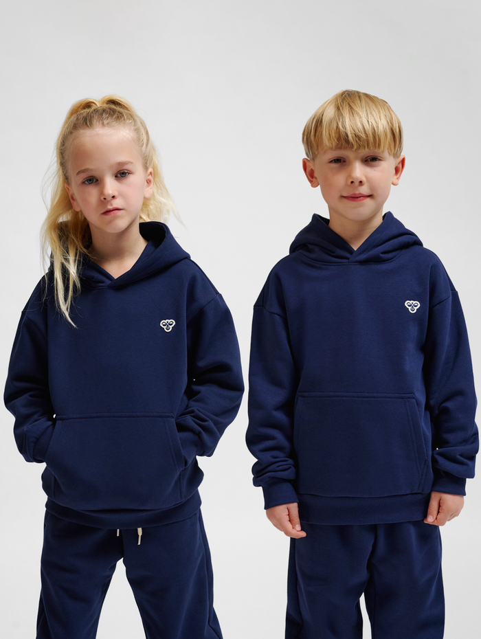 hmlJR LOOSE HOODIE BEE, DRESS BLUES, model