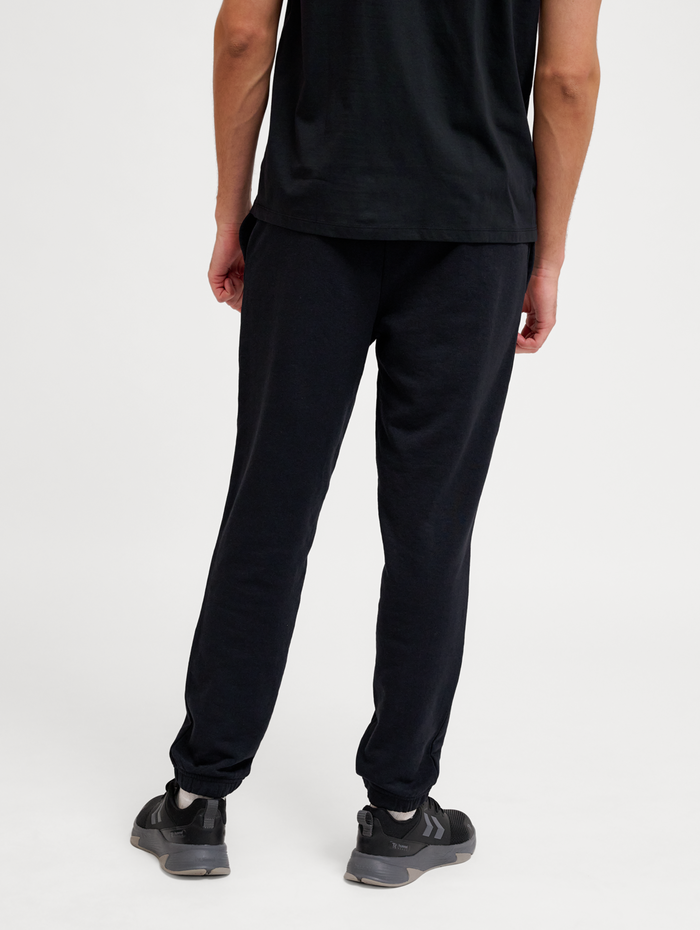 hmlPULSE SWEAT PANTS, BLACK, model