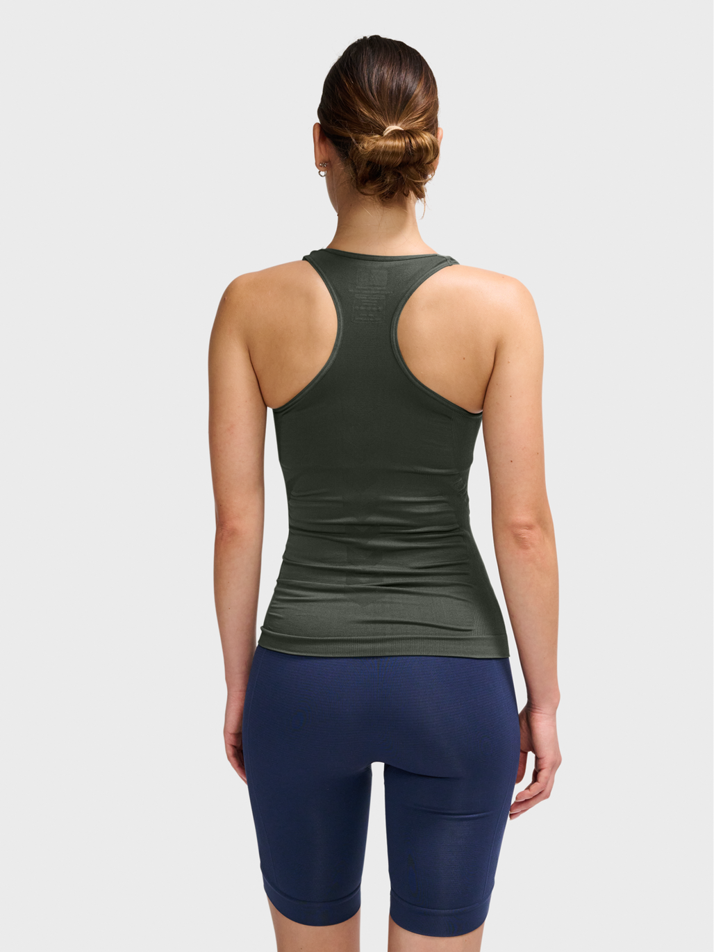 hmlTIF SEAMLESS TOP, CLIMBING IVY, model