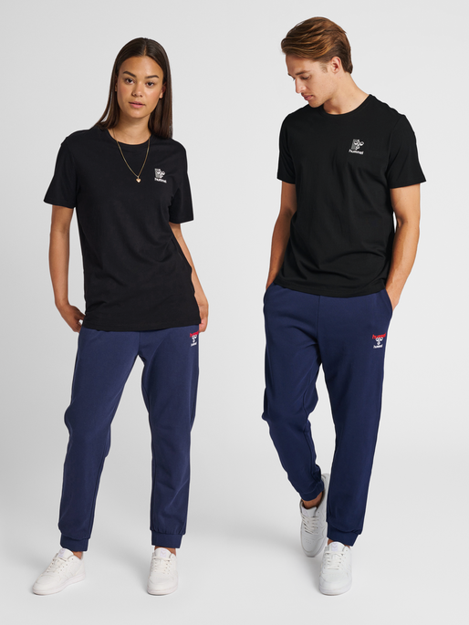 hmlIC MARTY T-SHIRT, BLACK, model