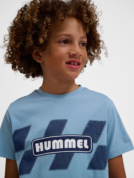 hmlPETS T-SHIRT S/S, FADED DENIM, model