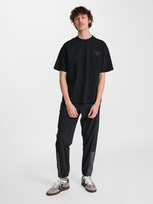 hmlLOOSE T-SHIRT S/S KICK OFF CLUB, BLACK, model