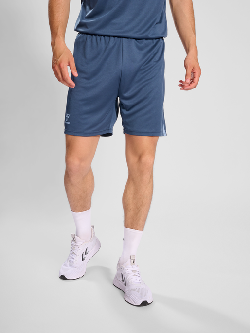 hmlACTIVE PL SHORTS, VINTAGE INDIGO, model