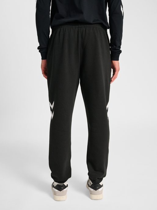 hmlLEGACY 2.0 SWEATPANTS, BLACK, model