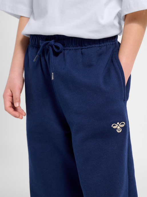 hmlJR JUMP BOXY ELASTIC SWEATPANTS, MEDIEVAL BLUE, model