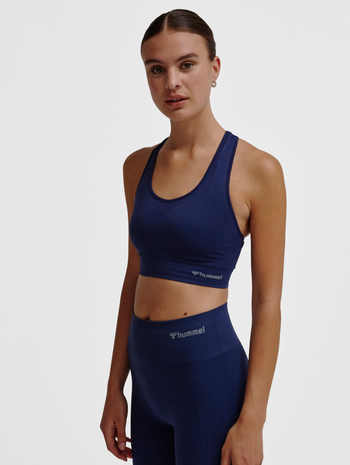 hmlTIF SEAMLESS SPORTS TOP, BLACK IRIS, model