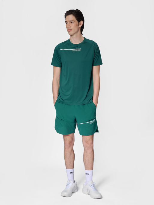 hmlCOURT LIGHT WEIGHT T-SHIRT, RAIN FOREST, model