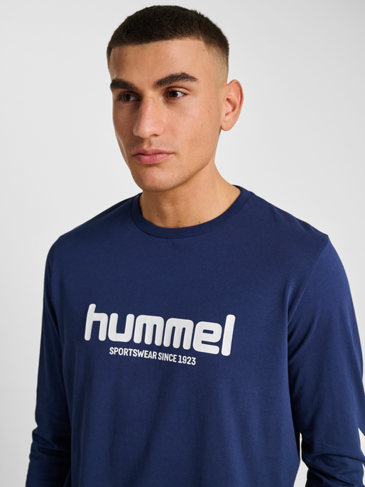 hmlLEGACY 2.0 T-SHIRT L/S, DRESS BLUES, model