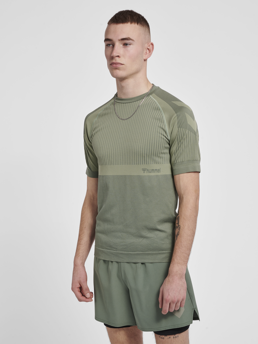 hmlMT UNIT SEAMLESS T-SHIRT, LAUREL WREATH/LILY PAD, model