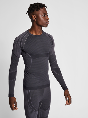 hmlMT OLLI SEAMLESS T-SHIRT L/S, BLACK, model