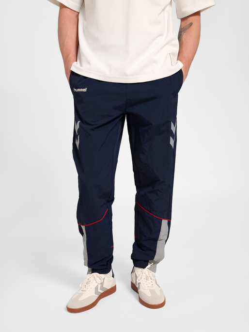 hmlWORLD 26 TRACK PANTS, DARK SAPPHIRE, model