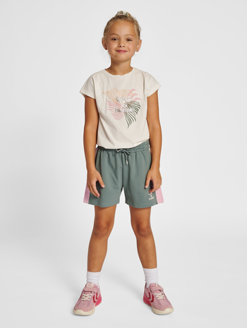 hmlPALOMI SHORTS, LAUREL WREATH, model