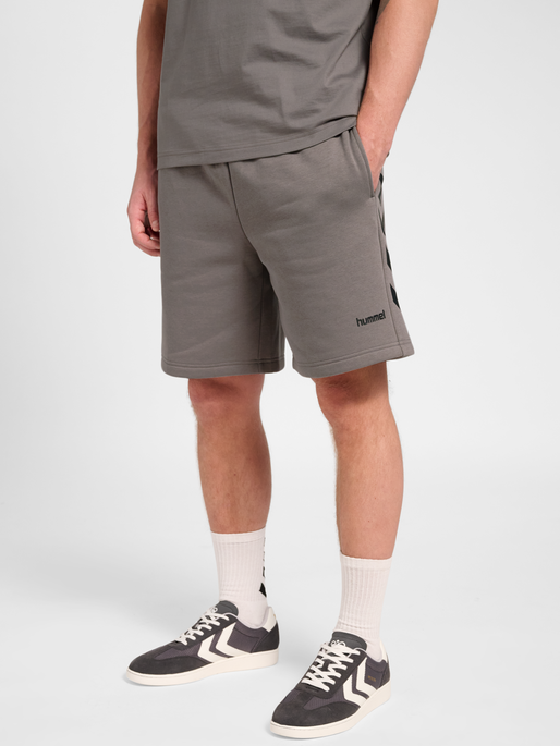 hmlKEEPER CHEVRON SHORTS, CHARCOAL GRAY, model