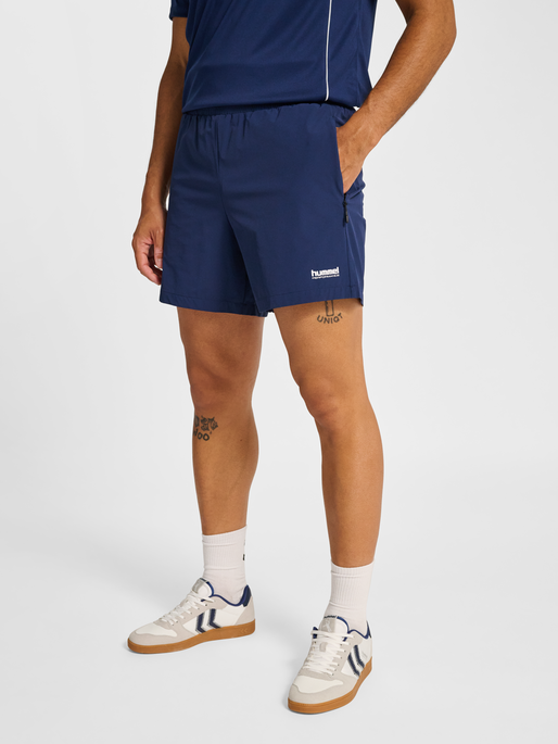 hmlPULSE SHORTS, DRESS BLUES, model