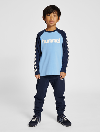 hmlBOYS T-SHIRT L/S, DUSK BLUE, model