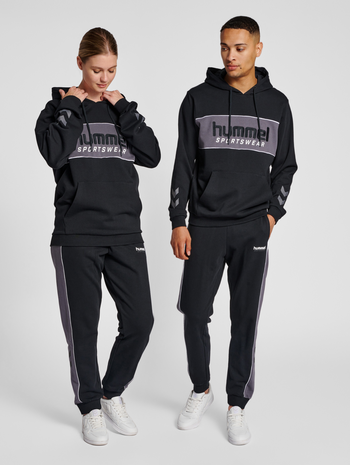 hmlLGC JULIAN HOODIE, BLACK, model