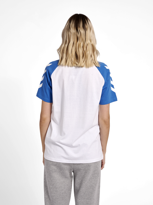 hmlLEGACY BLOCKED T-SHIRT, WHITE/DEEP WATER, model