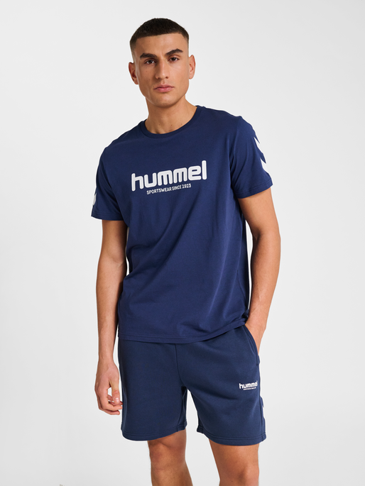 hmlLEGACY 2.0 T-SHIRT S/S, DRESS BLUES, model