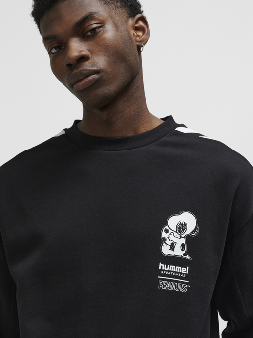 hmlARCHIVE SWEATSHIRT PEANUTS, BLACK, model