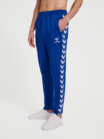 hmlNATHAN 2.0 TAPERED PANTS, TRUE BLUE, model