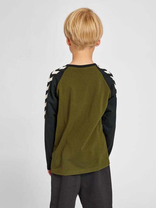 hmlBOYS T-SHIRT L/S, DARK OLIVE, model