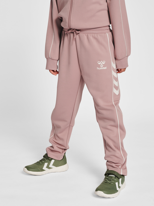 hmlTRACK TRACKSUIT, WOODROSE, model