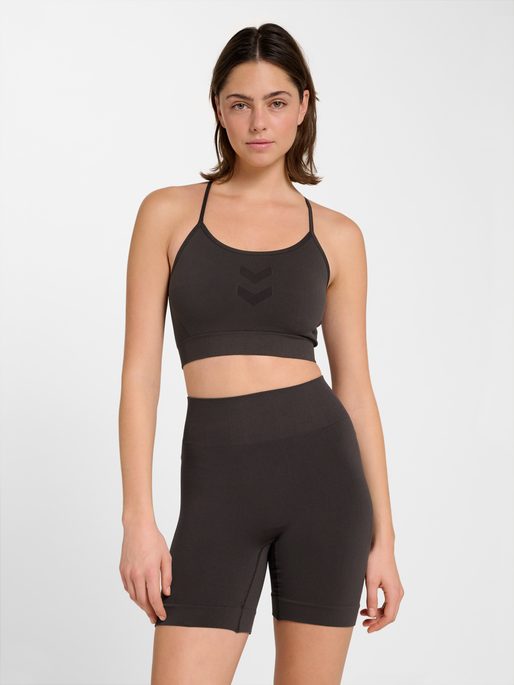 hmlHIIT SEAMLESS BRA, AFTER DARK, model