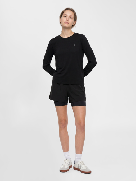 hmlYOGA SOFT LOOSE W T-SHIRT LS, BLACK, model