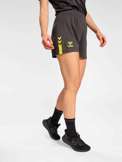 hmlACTIVE PL SHORTS WOMAN, OBSIDIAN, model