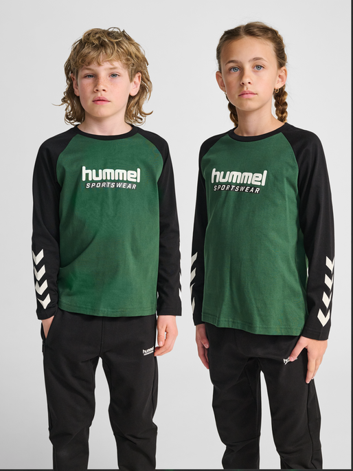 hmlJR LOGO T-SHIRT L/S, DARK GREEN, model