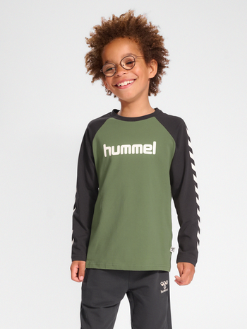 hmlBOYS T-SHIRT L/S, OIL GREEN, model