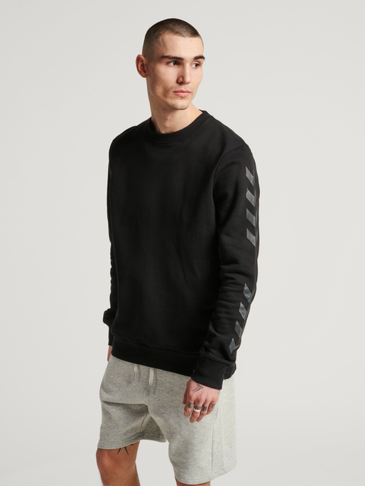 hmlLEGACY CHEVRON SWEATSHIRT, BLACK, model