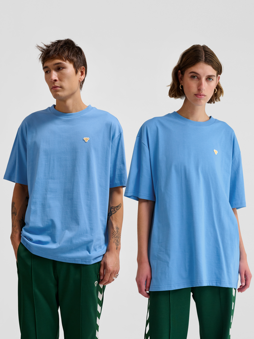 hmlLOOSE T-SHIRT BEE S/S, LICHEN BLUE, model
