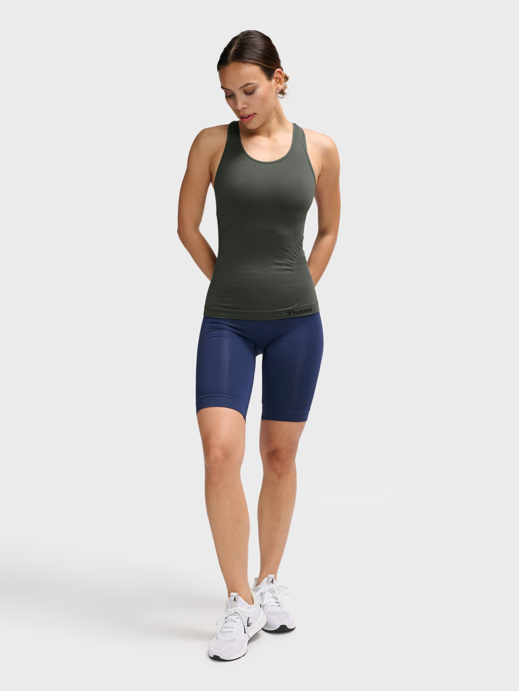hmlTIF SEAMLESS TOP, CLIMBING IVY, model