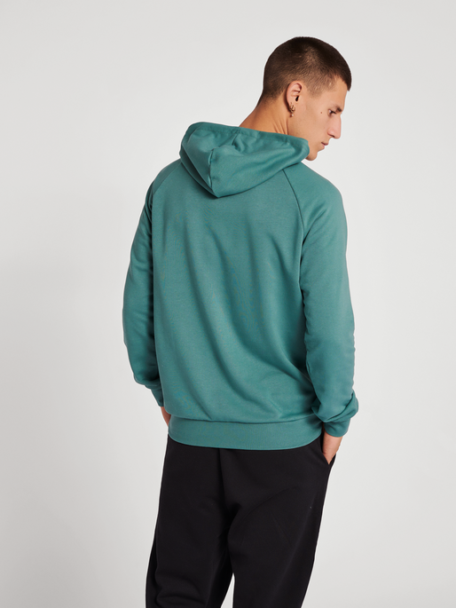 hmlISAM 2.0 HOODIE, NORTH ATLANTIC, model