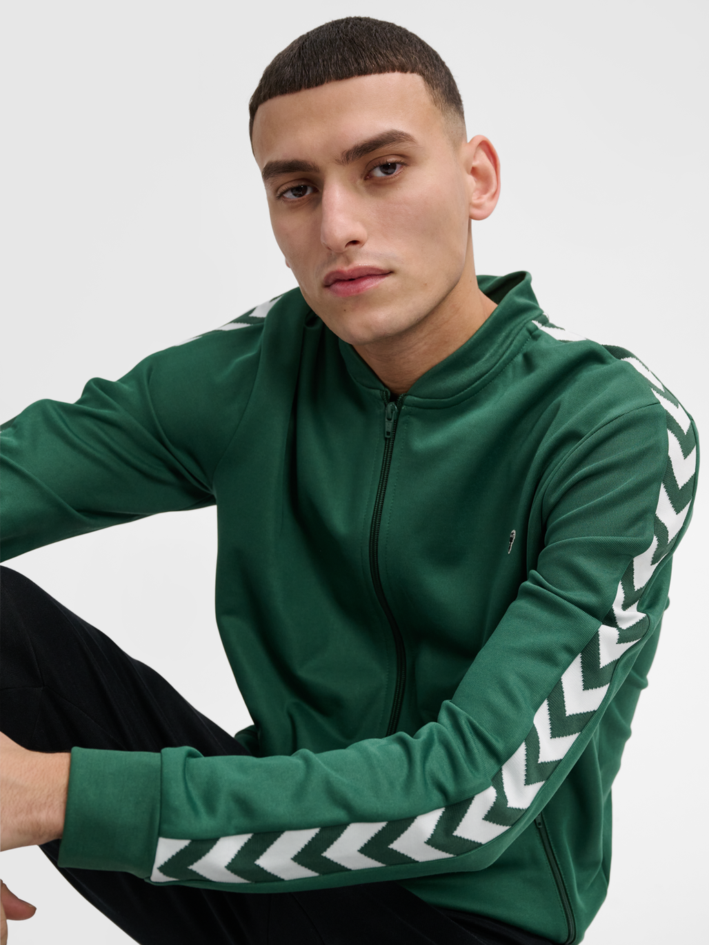 hmlARCHIVE REGULAR POLY ZIP JACKET, DARK GREEN, model